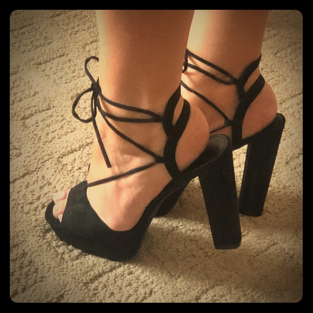 Lulu’s Strappy Block Heel Lace Tie Heels 8.5